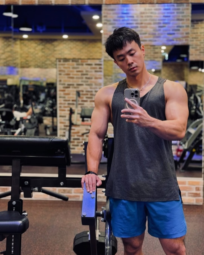 晏人物攝影師帥哥志軒 一身肌肉 茂盛腿毛真的啵棒 要融化了